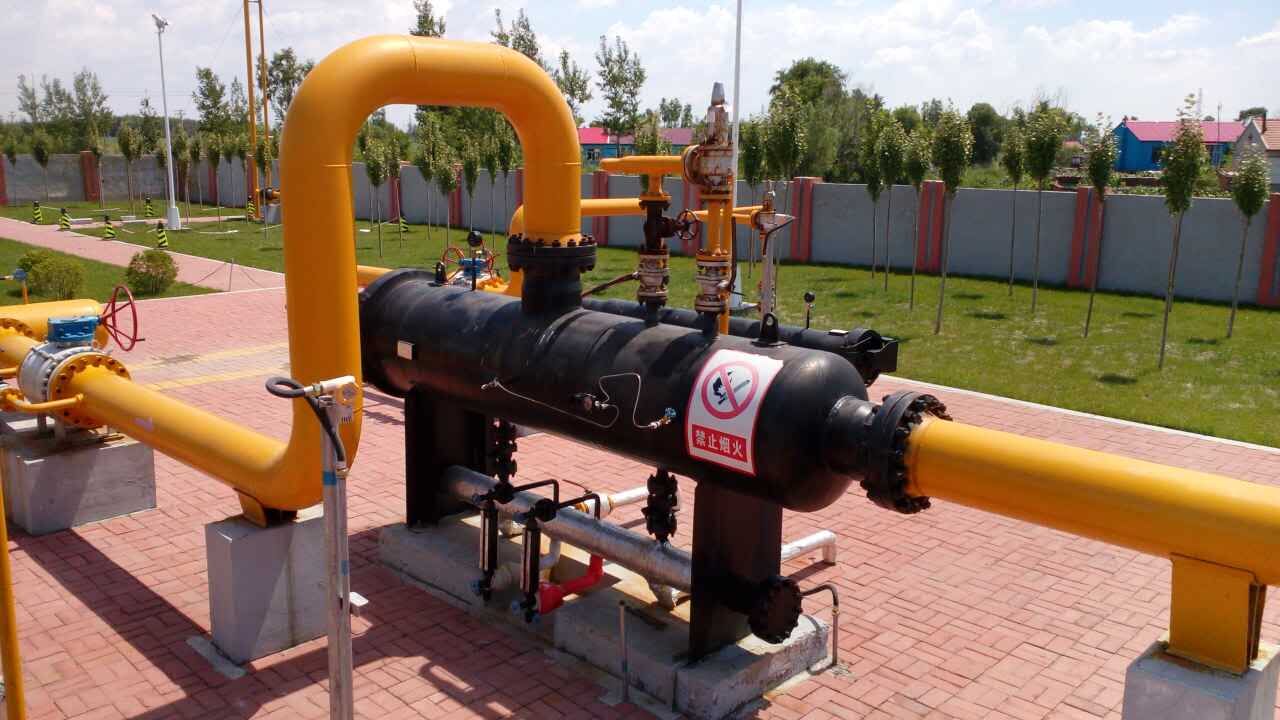 GD快开盲板(BANDLOCK™2型)操作维护手册 1 范围 1.1 本规程规定了川气东送管道清管器收发球筒及卧式过滤分离器上使用的GD快开盲板开闭的操作方法。 1.2 本规程适用于川气东送管道清管器收发球筒及卧式过滤分离器上使用的GD快开盲板。 2 风险识别及消减措施 危害因素 危害后果 风险消减措施 机械伤害 人员伤害、伤亡 加强作业监督,穿戴好劳动防护用品,操作 时身体不能正对盲板,应站在侧面 天然气中毒、窒息 人员伤亡 加强检测有害气体浓度,佩戴防毒面具或空气呼吸器 火灾爆炸 人员伤亡、财产损失 加强作业监督,检测天然气浓度,穿戴好劳 动防护服装,使用防爆工具,控制一切火源, 防止容器内硫化亚铁自燃,采用湿式作业 3、操作方法 操作前注意事项: 检查仪表指示是否正常; 检查容器及快开盲板各连接部位应无泄漏; 必要的防爆工具、灭火器、消防毡及其它设施准备齐全; 开闭盲板操作由一人进行,其他人员监护; 在开启、关闭操作过程中,快开盲板的正面不能站人; 鉴于锁带的自然弹性,所以扩张和收缩锁带时在手柄上要保持合适的力;否则,杆柄将会从马蹄型总成中被推出,造成潜在危险; 不允许锁带猛地卡进位, 请控制锁带持续的收缩和扩张。 3.1盲板的开启 3.1.1检查容器进出口阀门是否完全关闭。 3.1.2打开放空阀进行放空,观察直到压力为零。 3.1.3 当设备内可能存在FeS粉或泥沙时间,通过设备或管道上的压力表放气阀向设备内注入约10%设备容积的洁净水,进行湿式作业,湿式作业后的容器干燥合格后方可重新投运。 3.1.4慢慢松动螺丝,检查容器内是否有压力 3.1.5确保锁环滑行表面干净。 3.1.6拧动泄压螺栓,如果指示有残压,请再拧紧等待,直到确认无残压时请拧下安全泄压螺栓总成。 3.1.7逆时针180度转动手柄启动驱动链以及马蹄机械装置并且把锁带逐步缩回到门凹槽上。 3.1.8 然后卸下全向手柄,用门铰链柄来旋转开门。 3.2 盲板的关闭 3.2.1检查密封圈完好,安装方向正确。 3.2.2确保密封及密封面,密封凹槽干净。 GD快开盲板(BANDLOCK™2型)操作维护手册 1 范围 1.1 本规程规定了川气东送管道清管器收发球筒及卧式过滤分离器上使用的GD快开盲板开闭的操作方法。 1.2 本规程适用于川气东送管道清管器收发球筒及卧式过滤分离器上使用的GD快开盲板。 2 风险识别及消减措施 危害因素 危害后果 风险消减措施 机械伤害 人员伤害、伤亡 加强作业监督,穿戴好劳动防护用品,操作 时身体不能正对盲板,应站在侧面 天然气中毒、窒息 人员伤亡 加强检测有害气体浓度,佩戴防毒面具或空气呼吸器 火灾爆炸 人员伤亡、财产损失 加强作业监督,检测天然气浓度,穿戴好劳 动防护服装,使用防爆工具,控制一切火源, 防止容器内硫化亚铁自燃,采用湿式作业 3、操作方法 操作前注意事项: 检查仪表指示是否正常; 检查容器及快开盲板各连接部位应无泄漏; 必要的防爆工具、灭火器、消防毡及其它设施准备齐全; 开闭盲板操作由一人进行,其他人员监护; 在开启、关闭操作过程中,快开盲板的正面不能站人; 鉴于锁带的自然弹性,所以扩张和收缩锁带时在手柄上要保持合适的力;否则,杆柄将会从马蹄型总成中被推出,造成潜在危险; 不允许锁带猛地卡进位, 请控制锁带持续的收缩和扩张。 3.1盲板的开启 3.1.1检查容器进出口阀门是否完全关闭。 3.1.2打开放空阀进行放空,观察直到压力为零。 3.1.3 当设备内可能存在FeS粉或泥沙时间,通过设备或管道上的压力表放气阀向设备内注入约10%设备容积的洁净水,进行湿式作业,湿式作业后的容器干燥合格后方可重新投运。 3.1.4慢慢松动螺丝,检查容器内是否有压力 3.1.5确保锁环滑行表面干净。 3.1.6拧动泄压螺栓,如果指示有残压,请再拧紧等待,直到确认无残压时请拧下安全泄压螺栓总成。 3.1.7逆时针180度转动手柄启动驱动链以及马蹄机械装置并且把锁带逐步缩回到门凹槽上。 3.1.8 然后卸下全向手柄,用门铰链柄来旋转开门。 3.2 盲板的关闭 3.2.1检查密封圈完好,安装方向正确。 3.2.2确保密封及密封面,密封凹槽干净。